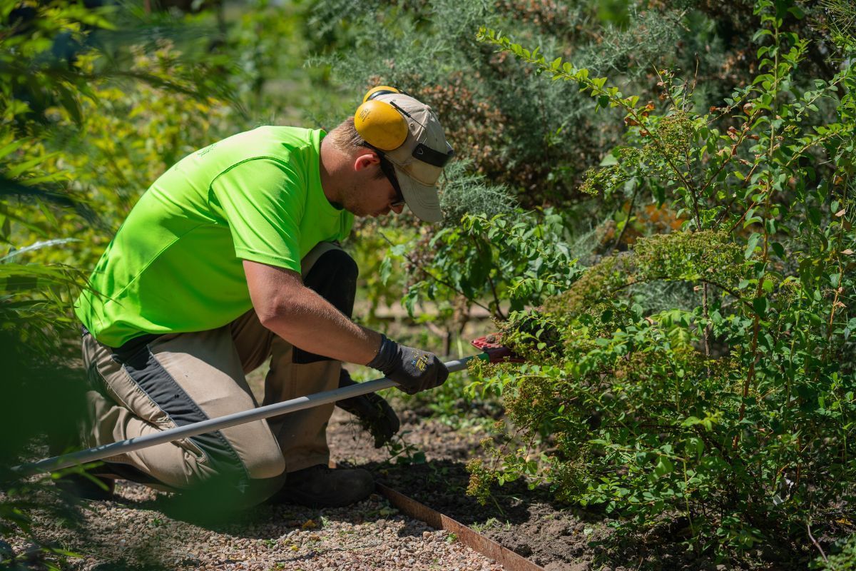 Man aan het werk in de tuin - VHG Brancheopleiding