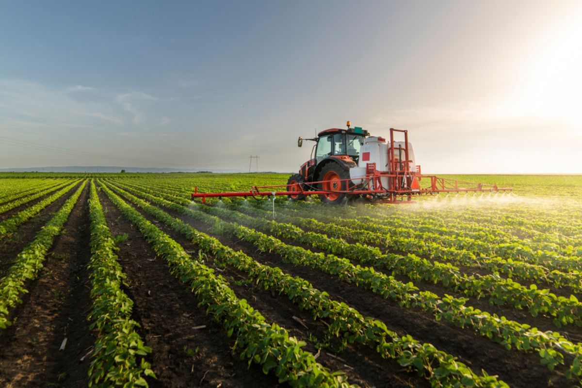 Tractor bezig met gewasbestrijding - spuitlicentie