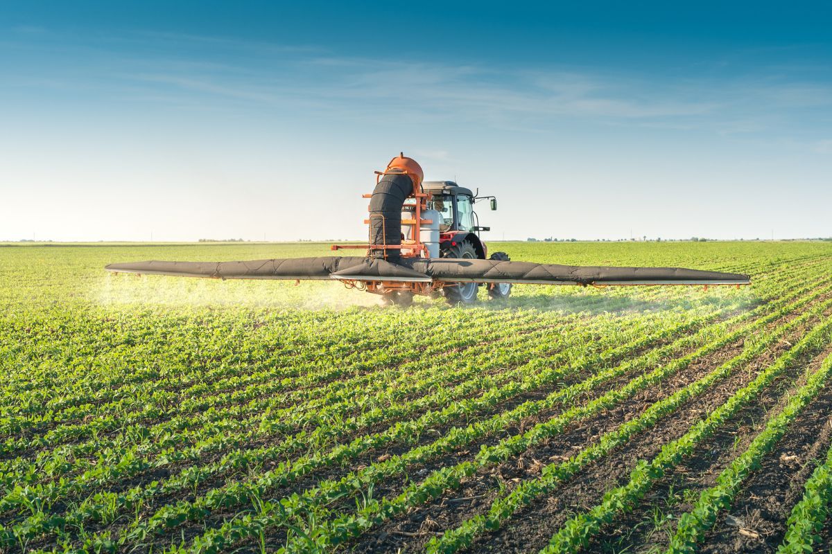 (Geïntegreerde) Gewasbescherming - tractor die beschermingsmiddelen spuit