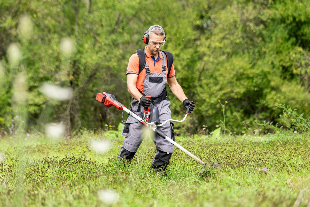 Man met een bosmaaier - cursus bosmaaien