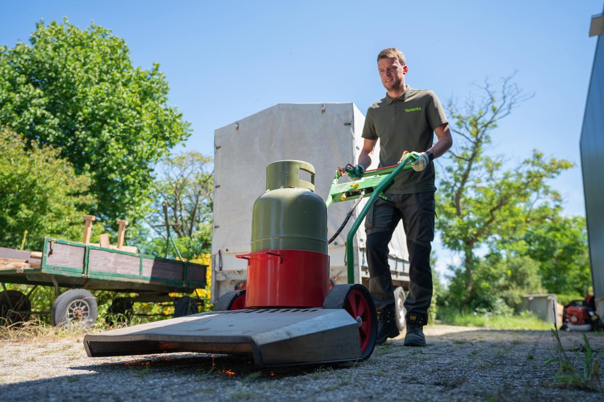 Opleiding groenvoorziening voor jou - man loopt met een machine